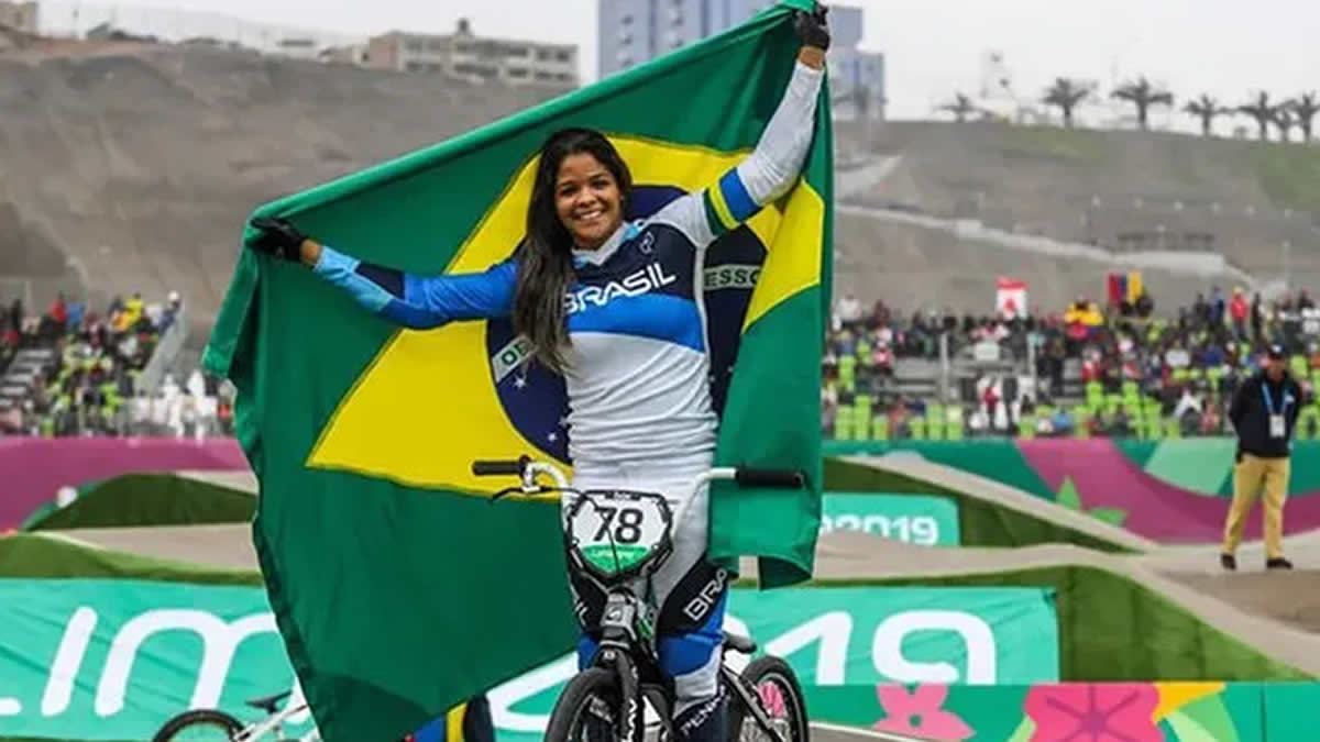 Paola Reis comemorando no Ciclismo BMX Racing