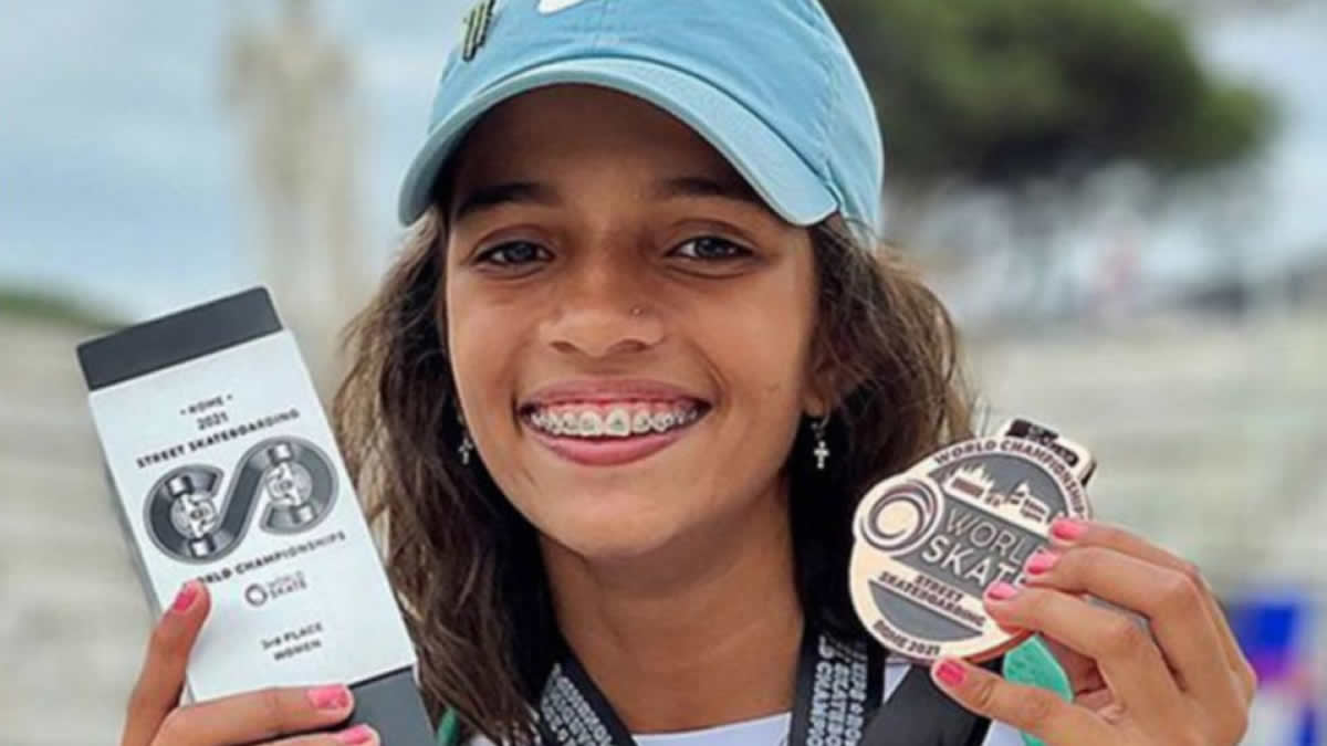 Raíssa Leal com uma medalha na mão